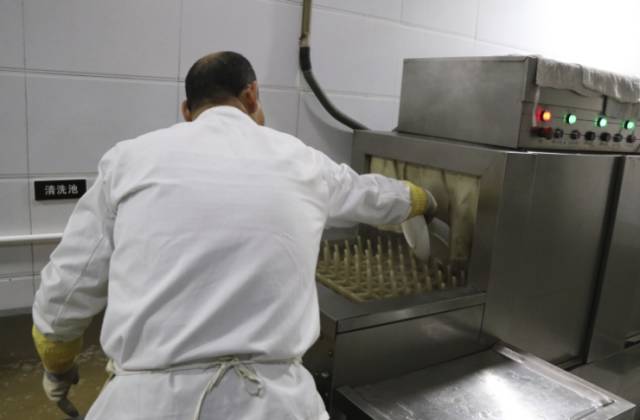 吃完食堂的第200碗饭，Ta说带我去后厨看看