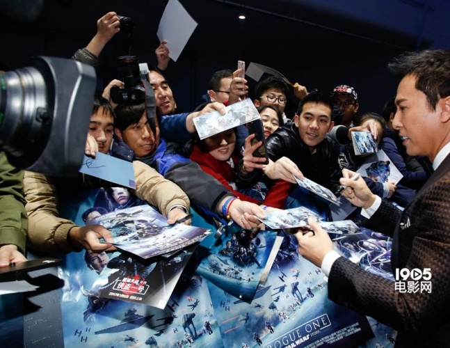 姜文《侠盗一号》红毯人气高菲丽希缇蓝裙优雅