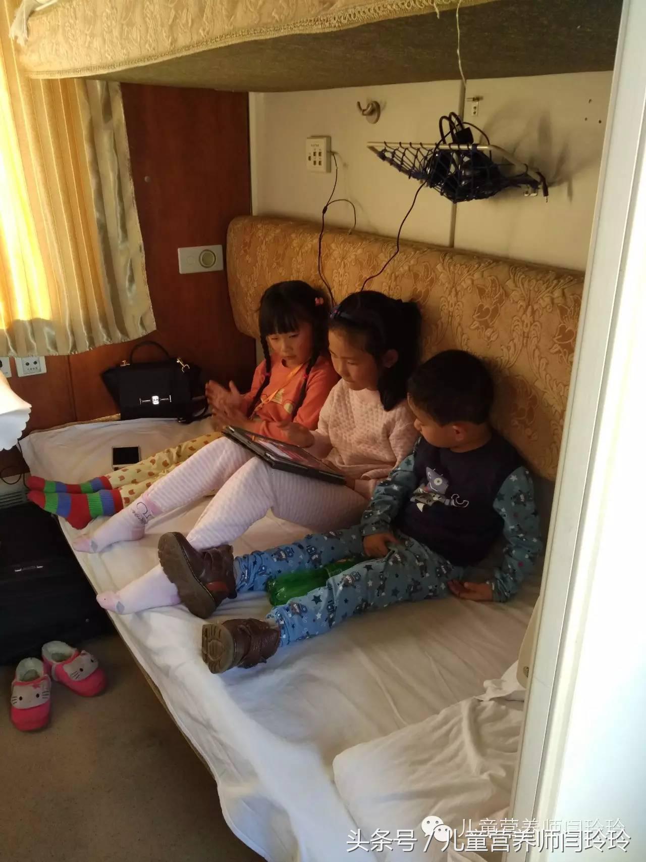 远嫁小女抢到回家车票 (远嫁回娘家抢到车票的说说)