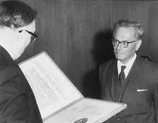 他被纳粹*害迫**,“玩拼图”玩出诺贝尔奖,打脸《Nature》