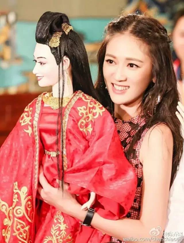 刘海不长不短尴尬期怎么弄好看,刘海两边太短了好丑怎么补救