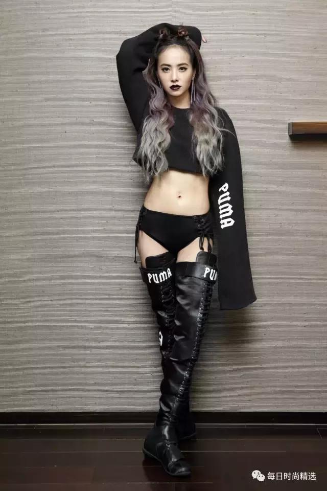 纵使她的情路坎坷，但她的时尚却让所有女人嫉妒