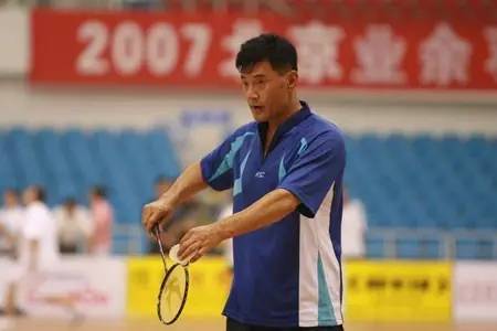 打羽毛球要懂的球场礼仪,打羽毛球时如何看球