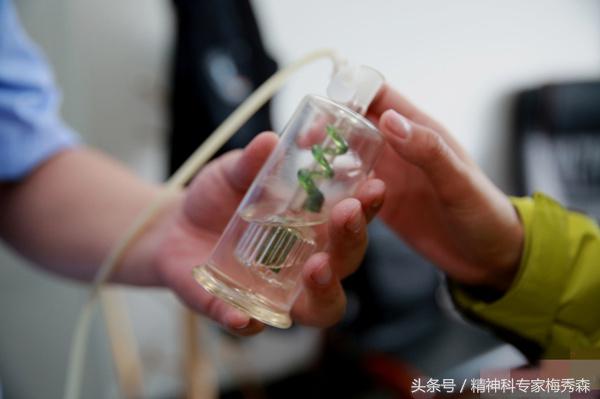 人中毒口吐白沫抽搐,喝水中毒后全身抽搐