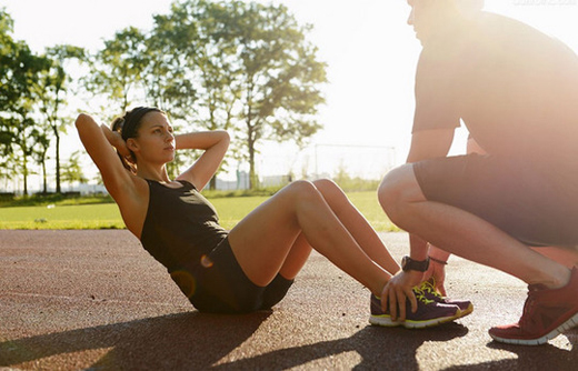 仰卧起坐的正确姿势技巧,仰卧起坐的正确方法和技巧图解