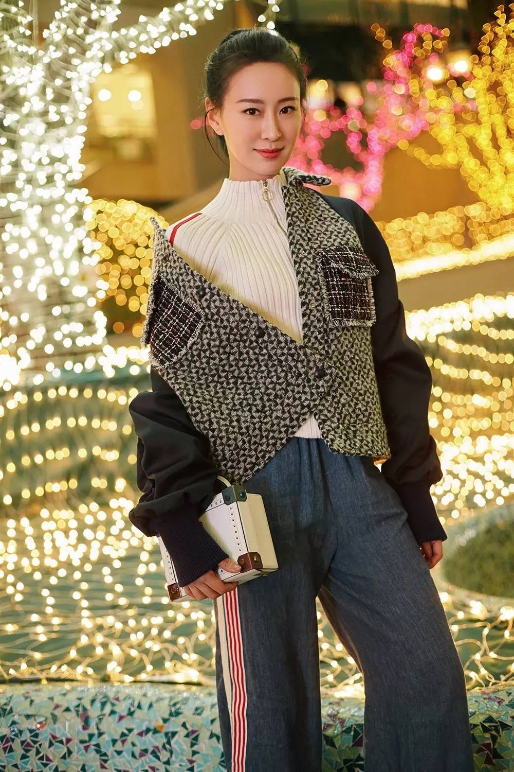 运动条纹星星包，亮闪闪鱼尾裙，从前穿灰布旗袍的王乐君居然这么时髦！