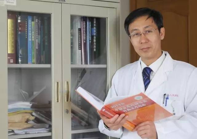 86岁老奶奶下跪医护人员感动落泪,医生跪地救人感动