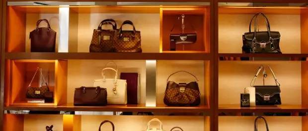 厉害了姐丨“白富美”代购卖包包赚了700万元，最终把自己送进了监狱！然而，这种套路并不少见！