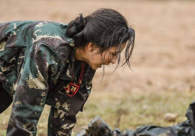 可笑！佟丽娅零下十度被冷水淋透、滚泥地，她老公在酒店玩3p？