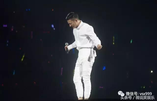 周星驰模仿李小龙跑步,周星驰模仿魔鬼终结者