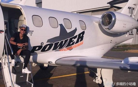 内马尔叼纸巾,内马尔戴耳机叼金链