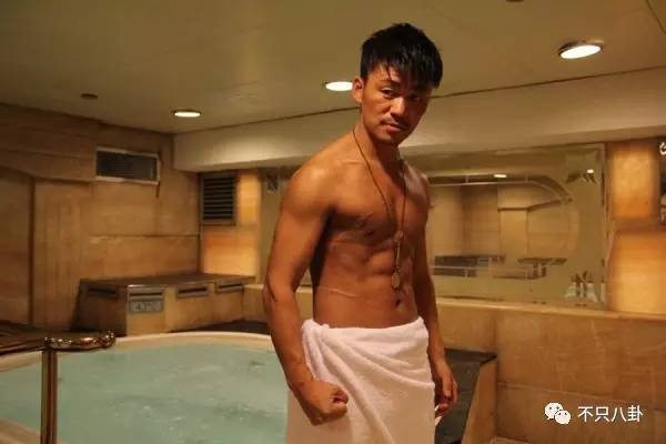 6颗蓝莓吃10分钟，无油无糖无淀粉还不能喝水，男星健身这么拼