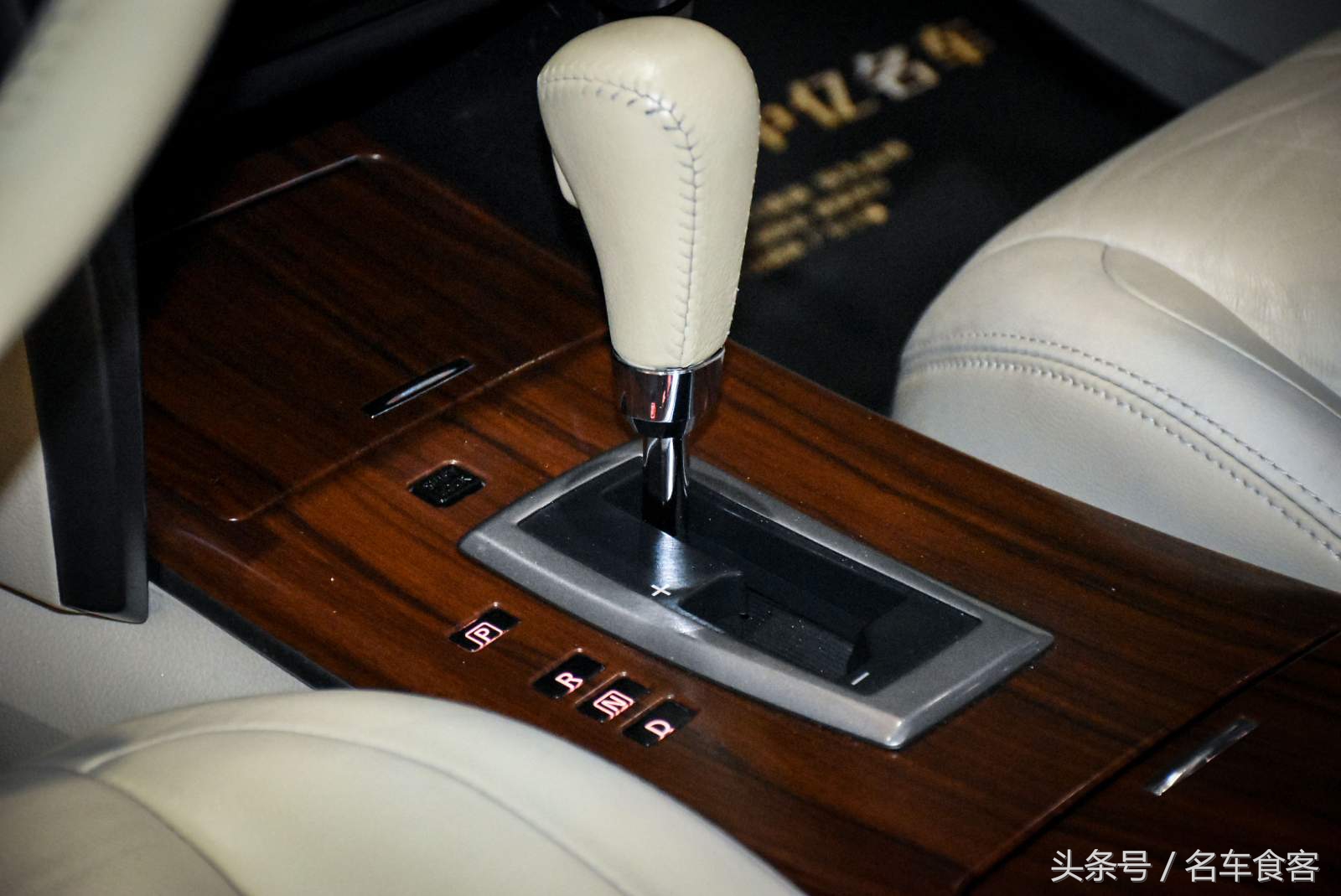 日产天籁2011款公爵2.5lxv尊雅版,2013款天籁2.5lxl领先版的配置