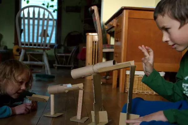 城会玩！这个妈妈卫生纸卷筒这么用，省下了一半玩具钱！