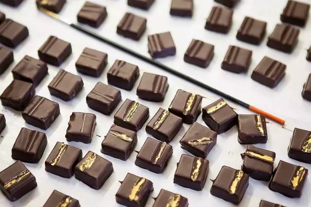 你单或不单，我都在这里，陪你吃透巧克力