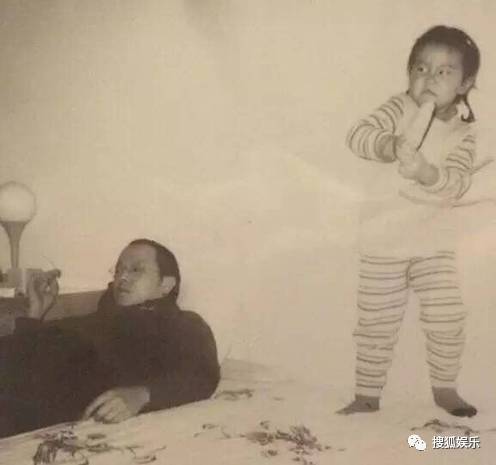 窦靖童孝顺,窦靖童照片被夸有个性