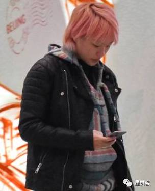 窦靖童孝顺,窦靖童照片被夸有个性