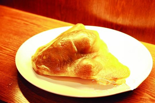 为买到好石头，她花了一个月时间请当地人吃饭喝酒还送礼