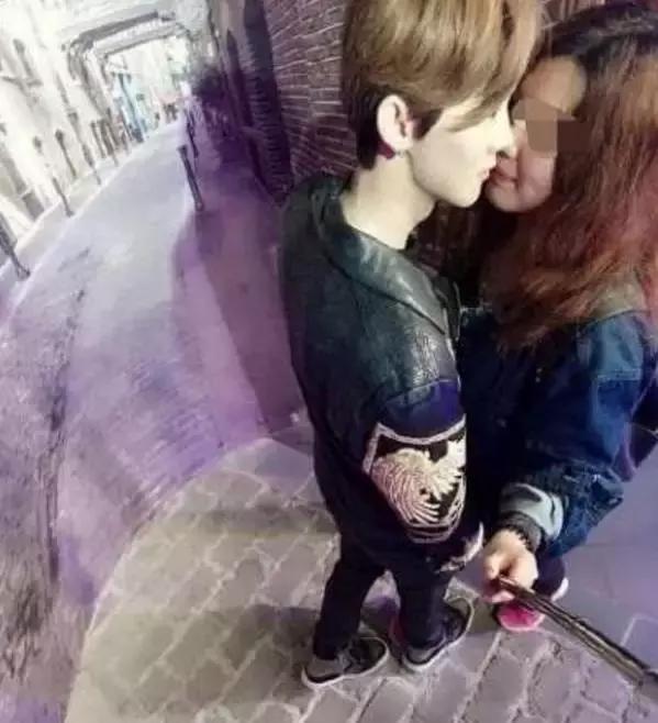 鹿晗蜡像被亲掉一层皮,鹿晗蜡像被迷妹亲掉一层皮