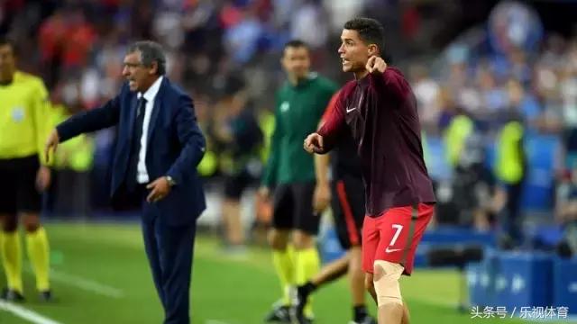 22岁的c罗获得世界足球先生第三名,c罗几次被评为世界足球先生