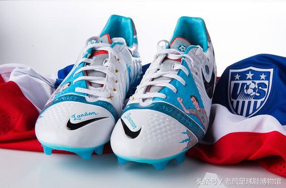 足球鞋阿迪和耐克谁更强,足球鞋耐克暗杀系列