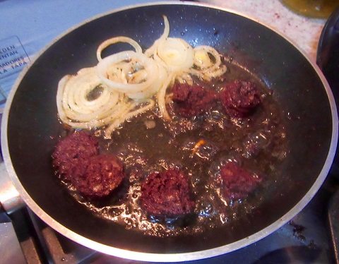 西班牙人爱吃啥,西班牙人吃生猪肉