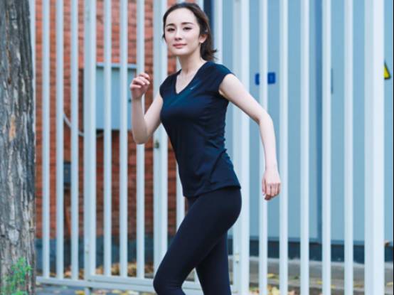 将近32岁的杨幂依旧少女感十足,杨幂晒自拍秀少女感不服输