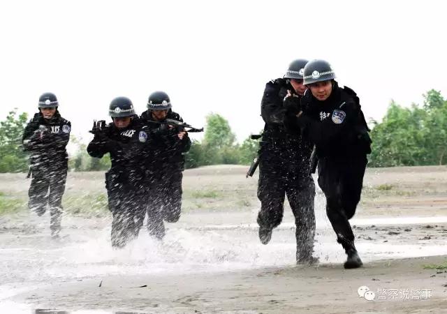 骂警察被警察打了怎么办,看到警察被打我可以帮忙吗