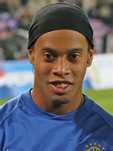 36岁罗纳尔迪尼奥写给8岁自己的信:微笑着踢球跟足球玩耍