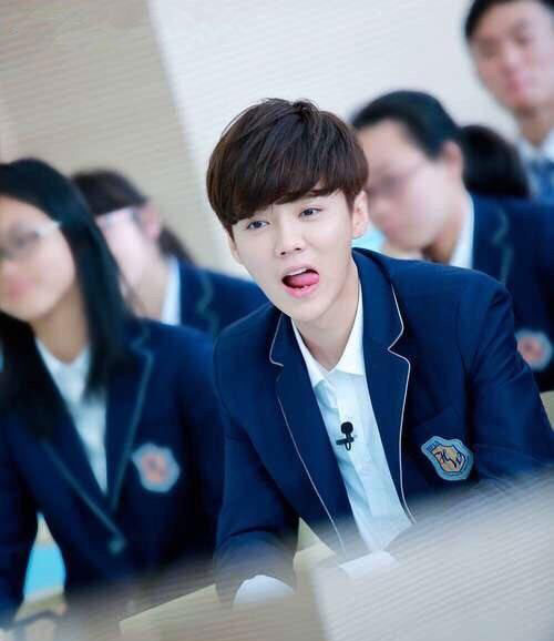 泥萌认识鹿晗吗？就“亲”他，看看，这才是最真实的鹿晗