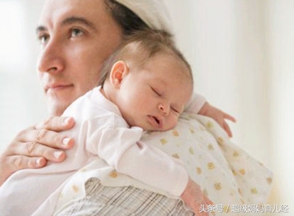 新生儿突然吐奶严重大便次数少,新生儿第十天吐奶严重像喷泉一样