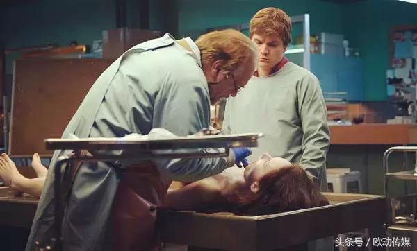 这具尸体一动不动，却制造了年度恐怖大戏！