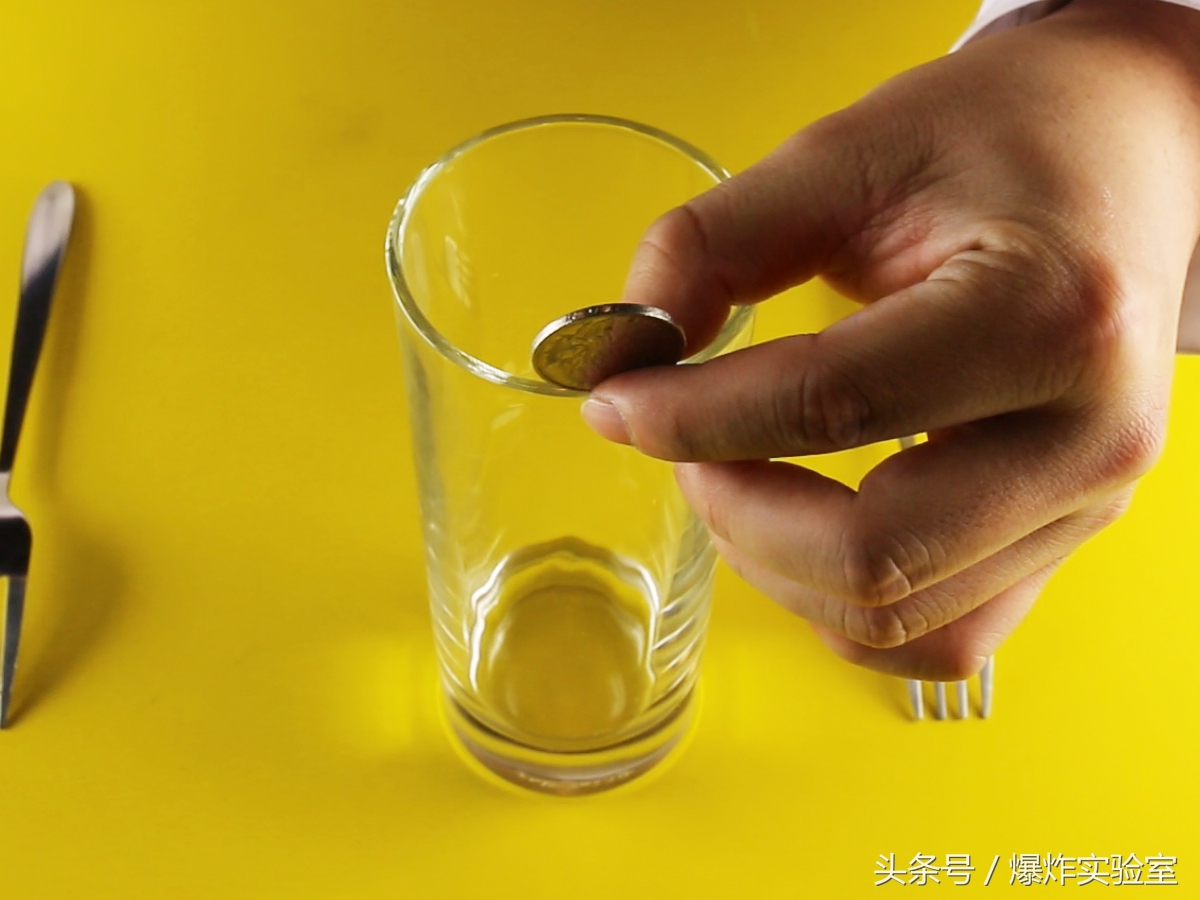 站在杯沿上的硬币