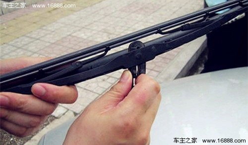 雨刮器怎么消除异响,雨刮器跳动但是能刮干净