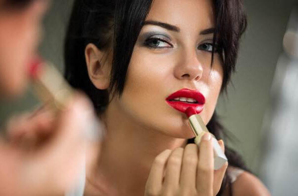 多好看的口红可不能随便瞎涂,大牌口红和廉价口红涂出来的区别
