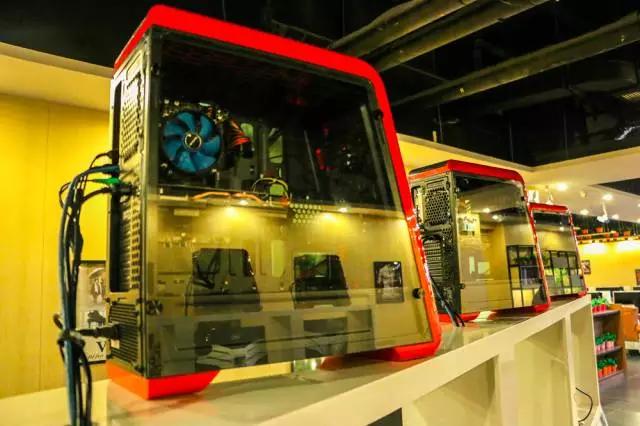 40寸曲面屏+全场乔氏台球桌，这恐怕是我在天津见过最牛的网咖