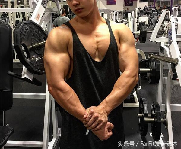 健身如何纠正溜肩姿势,健身新手怎么练肩