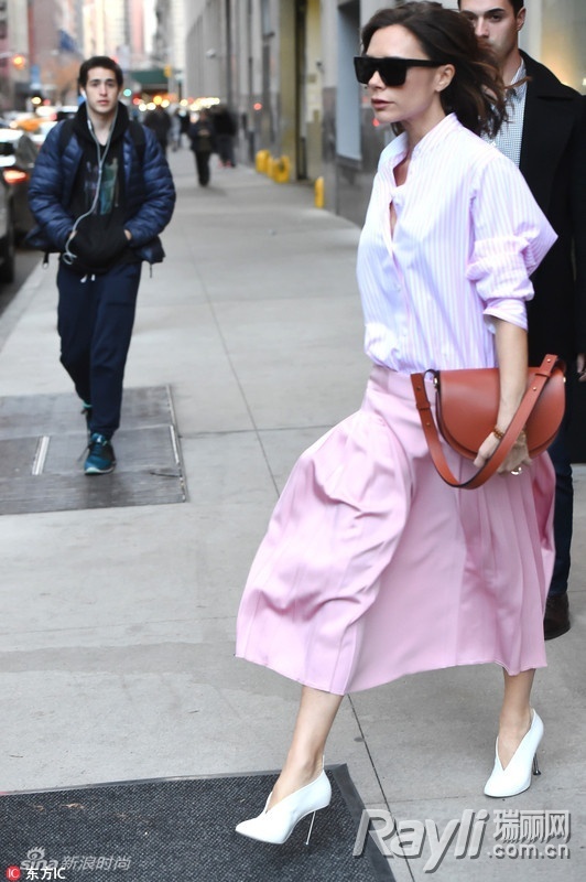 肩宽可以穿v领荷叶边上衣吗,肩宽适合穿什么圆领还是v领上衣