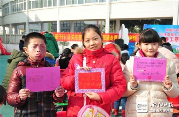南阳：小手做出爱心卡新年感恩表祝福