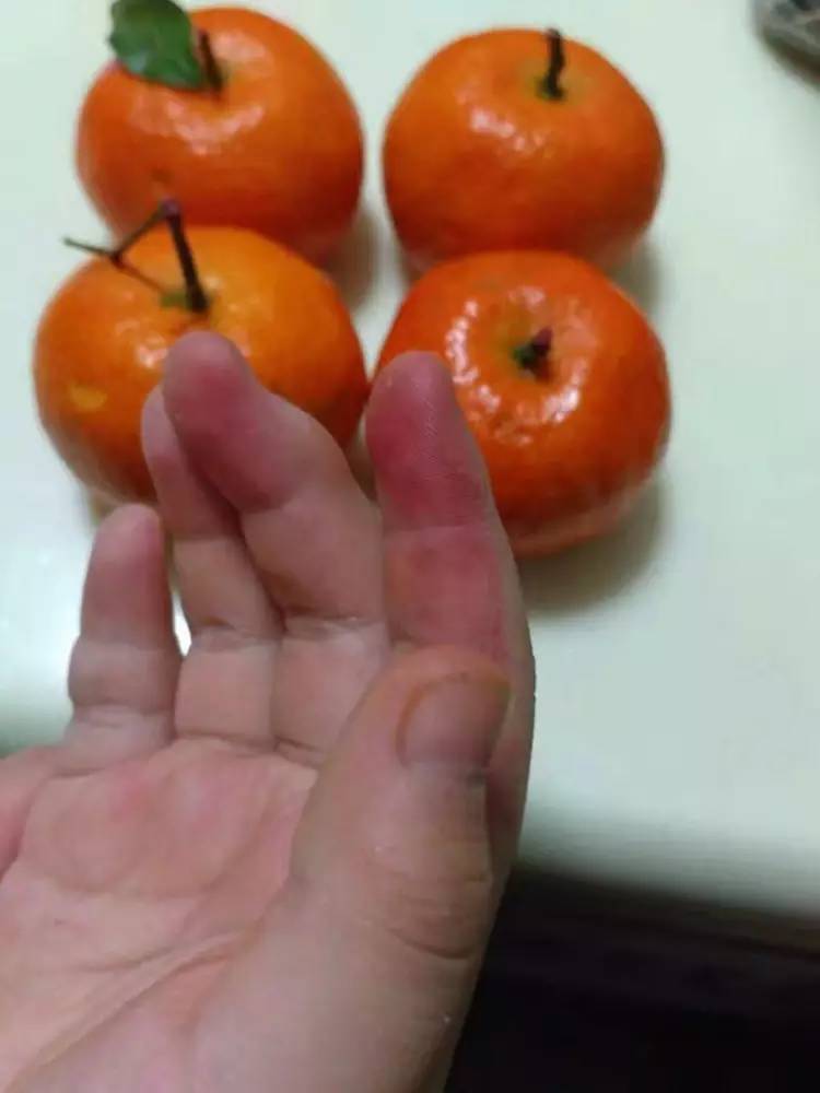 「微快讯」克拉玛依市民买到疑似染色的砂糖橘市场监管局已介入调查