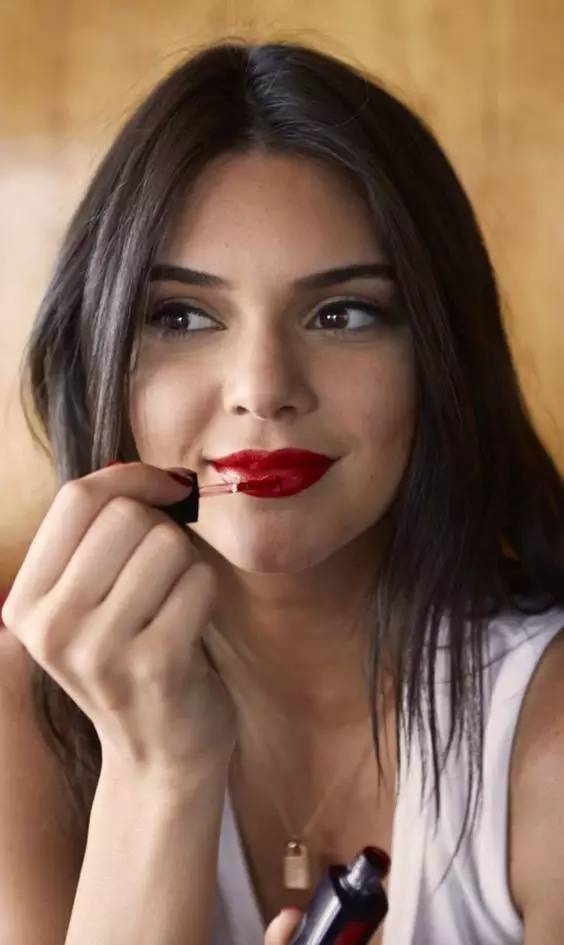 大红唇特别显老,大红唇真的很考验气质