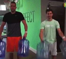 春节假期快来试试这个火爆全球的翻水瓶挑战吧~