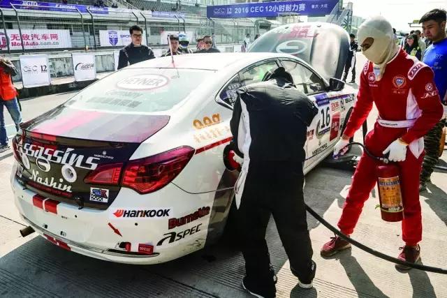 这个感觉倍儿爽，因为我们拿了12小时耐力赛的奖杯