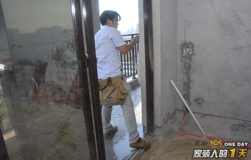 他拒绝业主抛出高薪去美国做工程监理的邀约，而是选择回北海