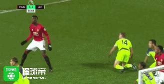 博格巴摔倒爬进禁区,14-15赛季博格巴被阿尔维斯抱摔