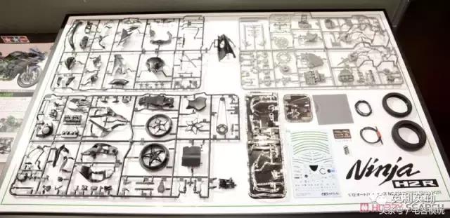 川崎kawasaki摩托车拼装,田宫川崎h2模型拼装过程