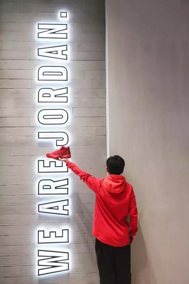 我们带着MeloM13来到即将重装开业的NIKE体验店