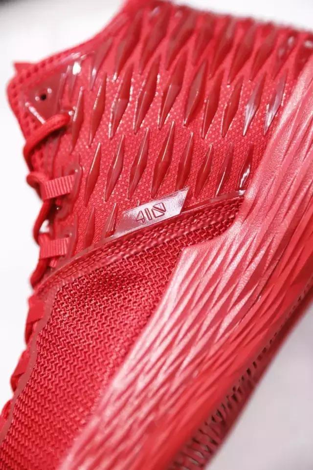 我们带着MeloM13来到即将重装开业的NIKE体验店