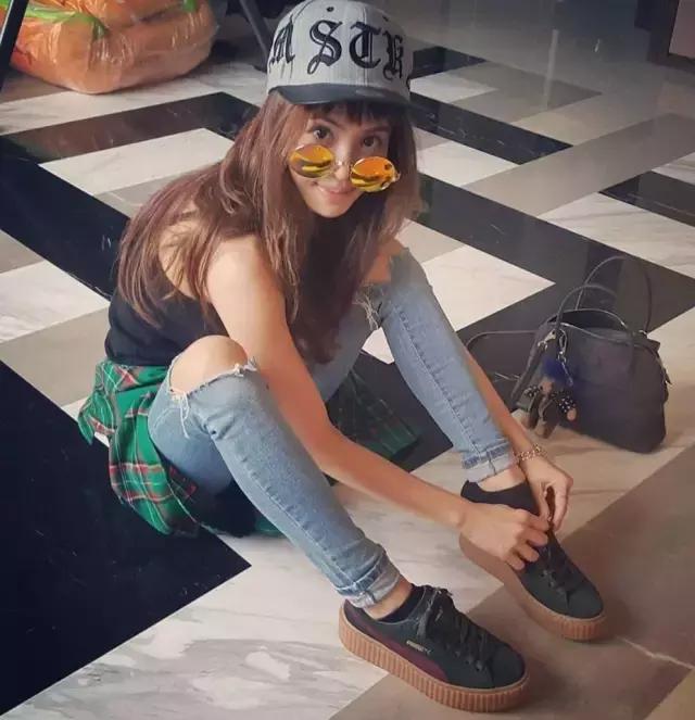 杨幂小金珠手链,杨幂小贝壳黑裙