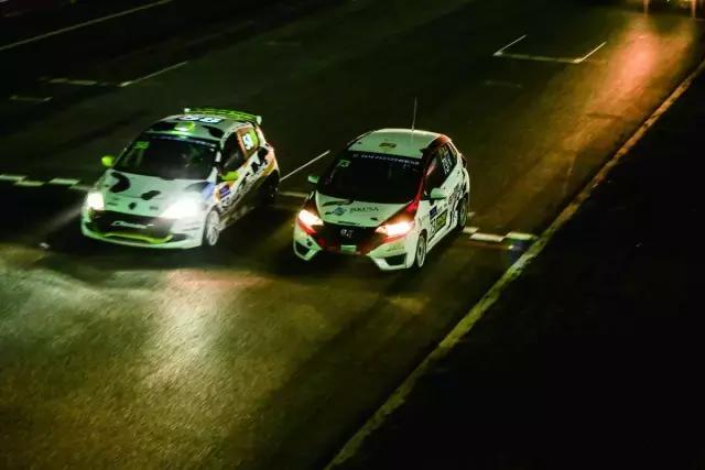 这个感觉倍儿爽，因为我们拿了12小时耐力赛的奖杯